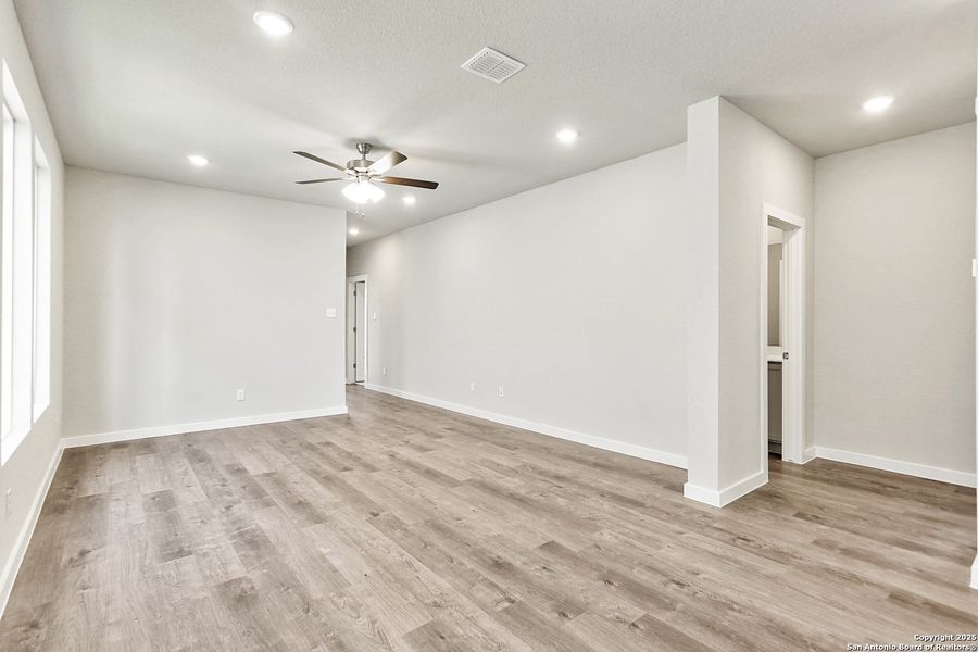 Spacious, unfurnished interior of a new home in Fairway Crossing 40s, San Antonio (Image 27). Spacious, unfurnished interior of a new home in Fairway Crossing 40s, San Antonio (Image 27).