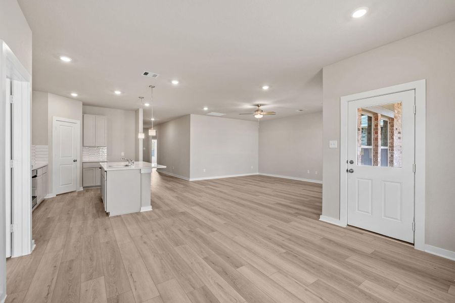 Spacious, unfurnished interior of a new home in Windrose Green 50', Angleton (Image 26).