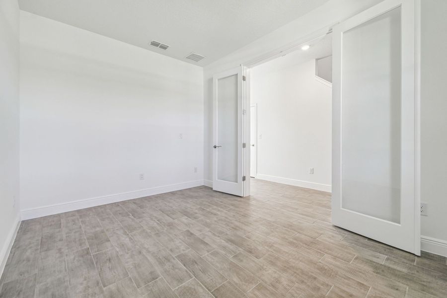 Representative unfurnished interior of a home built from the 50 ' - Saratoga by William Ryan Homes in Tamarack at Two Rivers, Zephyrhills (Image 46).