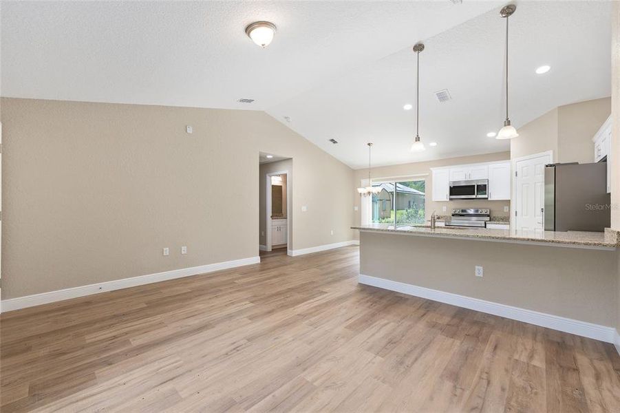Spacious, unfurnished interior of a new home in , Citrus Springs (Image 11).
