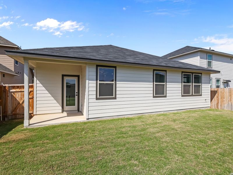 Exterior details and patio area of a home in Hannah Heights, Seguin (Image 3).
