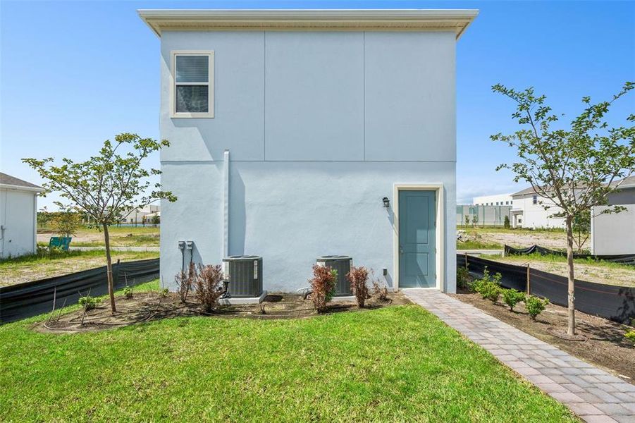 Exterior details and patio area of a home in Laureate Park, Orlando (Image 41).