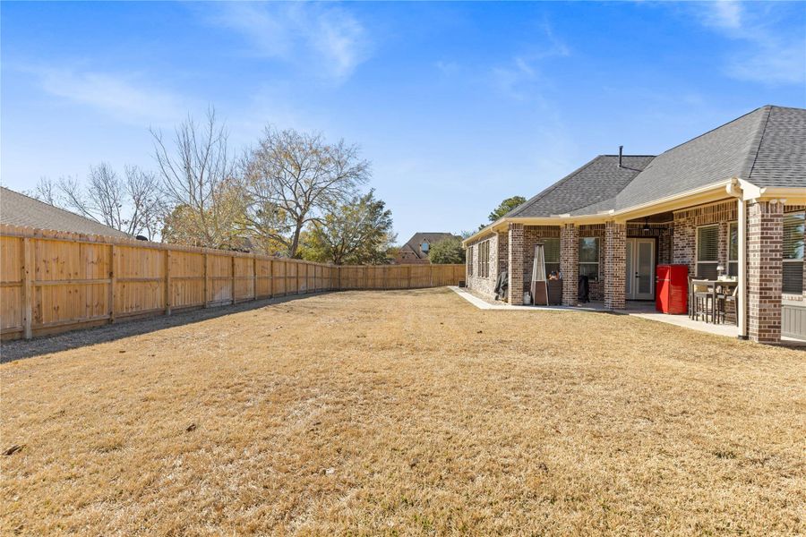 Exterior details and patio area of a home in Bentwater, Montgomery (Image 25).