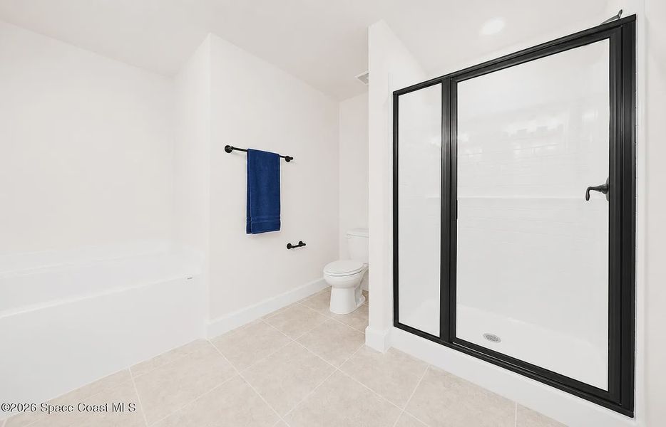 Spacious, unfurnished interior of a new home in St. John's Preserve, Palm Bay (Image 18).