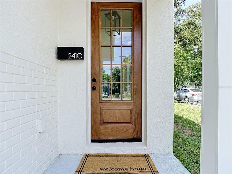 Exterior details and patio area of a home in , Tampa (Image 3).