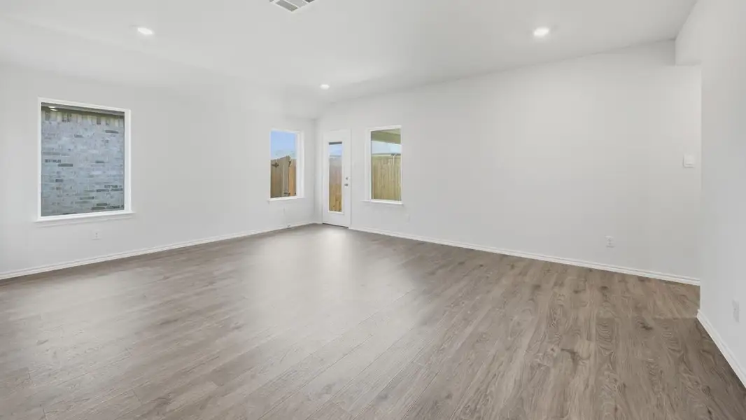 Spacious, unfurnished interior of a new home in Sanger Circle, Sanger (Image 4).
