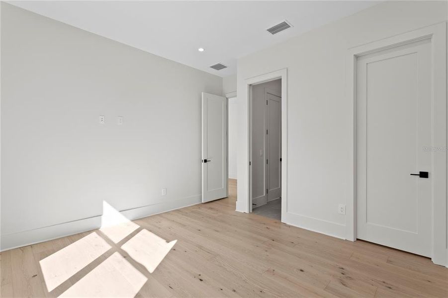Spacious, unfurnished interior of a new home in , Tampa (Image 67).