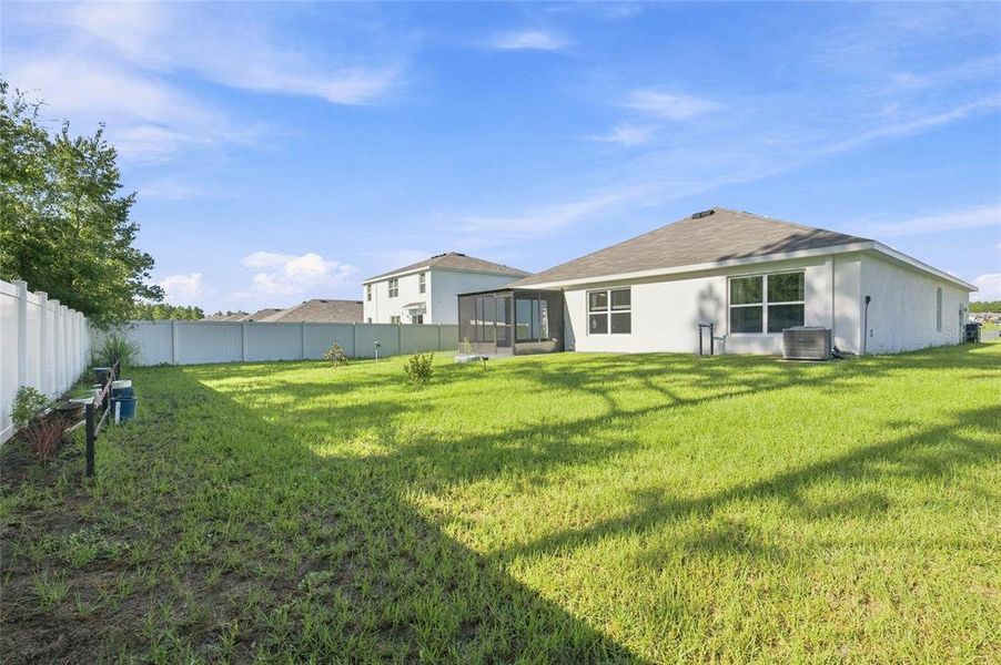Exterior details and patio area of a home in Huntington Ridge, Ocala (Image 3).