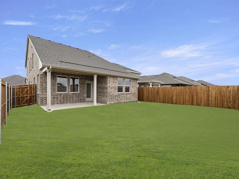 Exterior details and patio area of a home in Creekview Fossil Ridge, Pilot Point (Image 3).