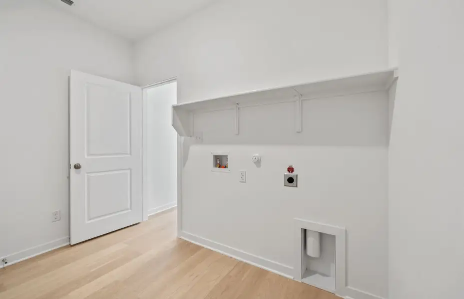 Spacious, unfurnished interior of a new home in Sunfield, Buda (Image 29). Spacious, unfurnished interior of a new home in Sunfield, Buda (Image 29).