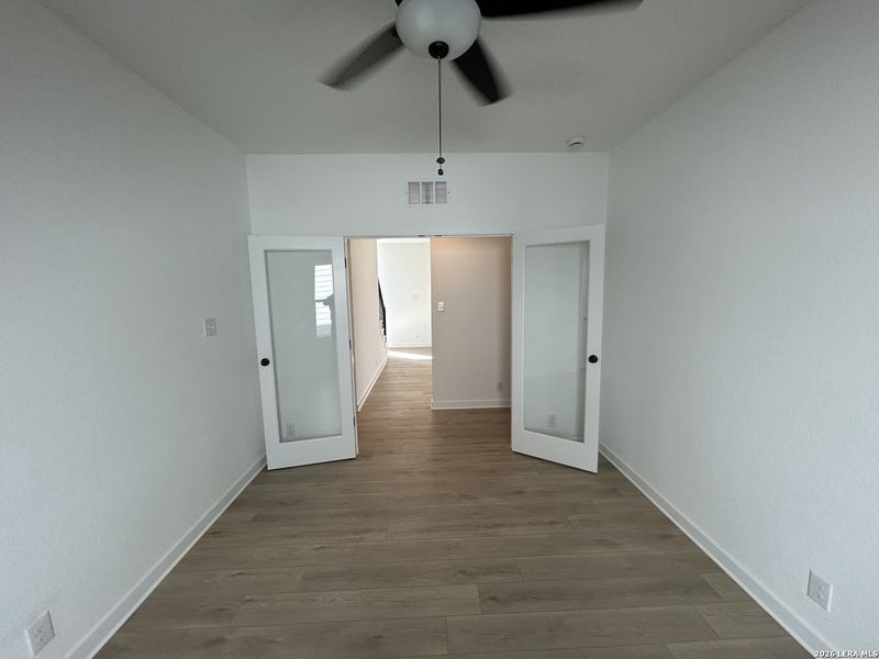 Spacious, unfurnished interior of a new home in Hennersby Hollow, San Antonio (Image 24).