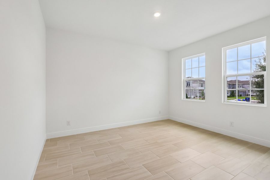 Spacious, unfurnished interior of a new home in Trinity Lakes, Groveland (Image 8).