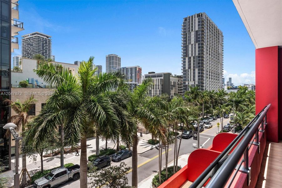 Condo located in Miami, FL showcasing its design and architecture (Image 21).