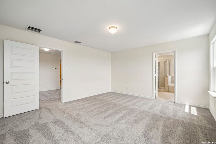 Spacious, unfurnished interior of a new home in Woodside Farms, Seguin (Image 21).