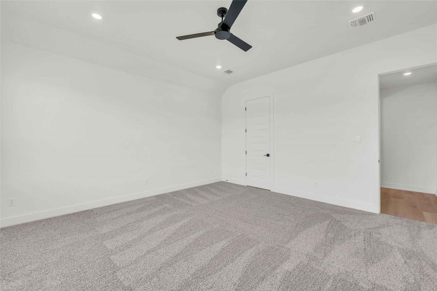 Spacious, unfurnished interior of a new home in Daniels Mountain, Georgetown (Image 17).