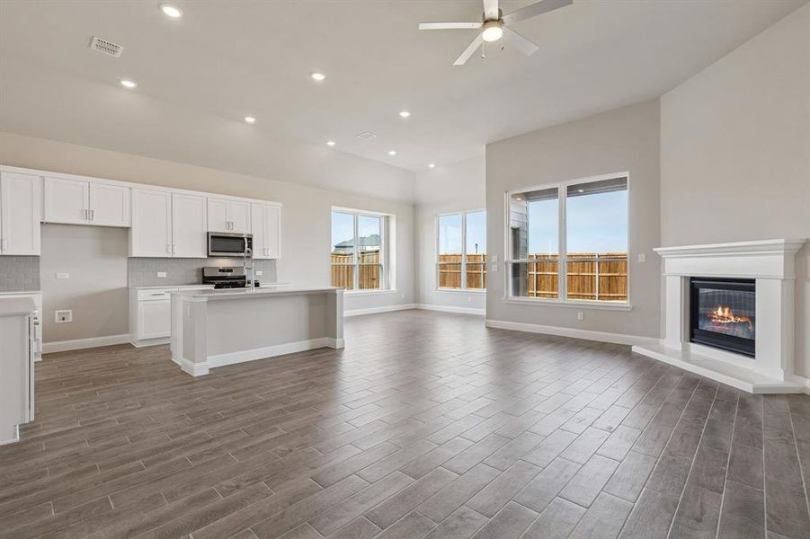 Spacious, unfurnished interior of a new home in Venetian, Weston (Image 14).