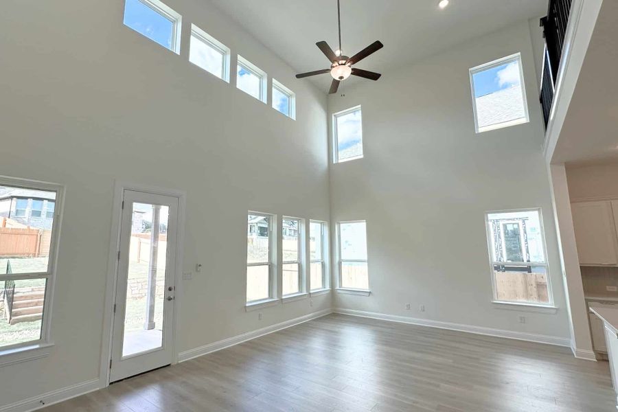 Spacious, unfurnished interior of a new home in Bluffview Reserve, Leander (Image 15).