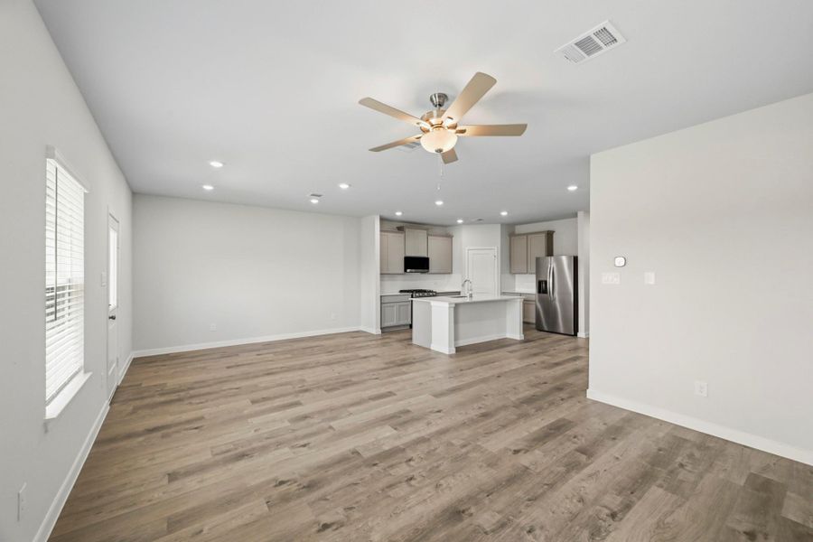 Spacious, unfurnished interior of a new home in Paloma at Sanford Farms, Waller (Image 24).
