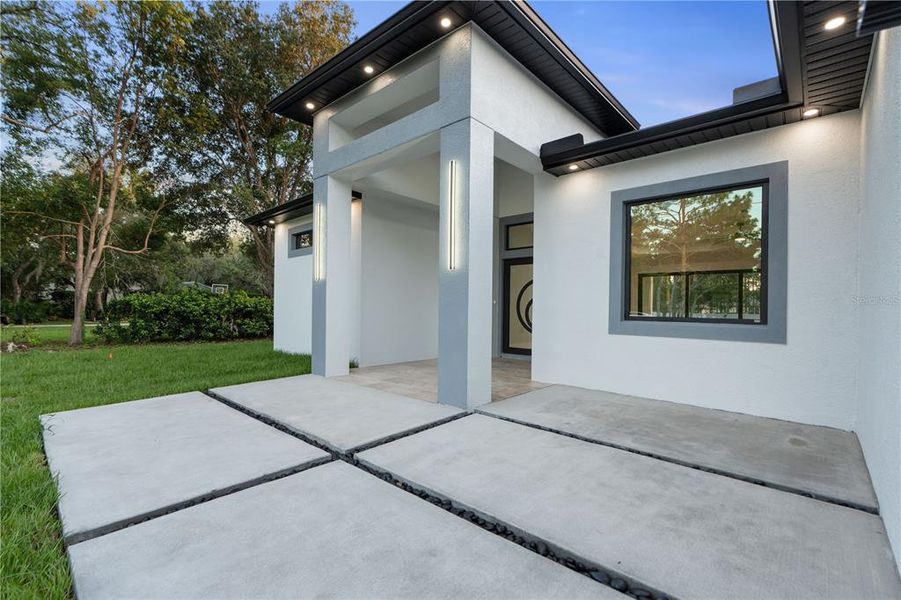 Exterior details and patio area of a home in , Weeki Wachee (Image 4).