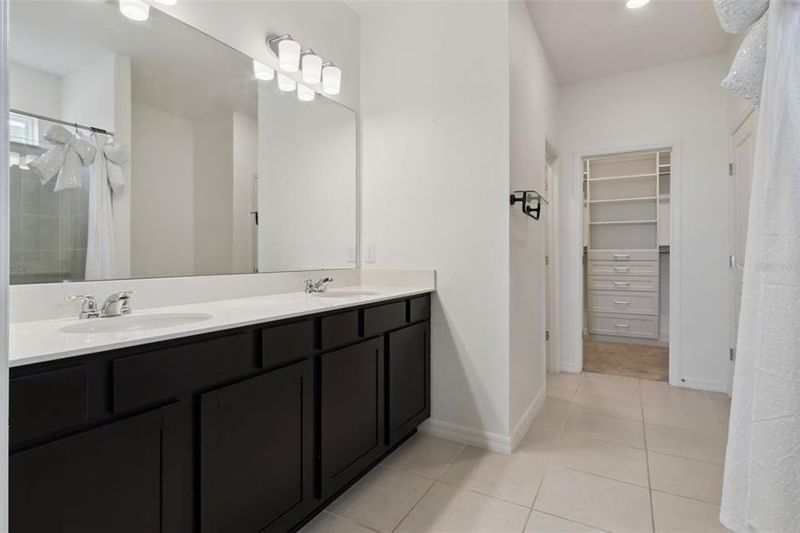 Furnished interior view inside a new home in , Lake Alfred (Image 11).