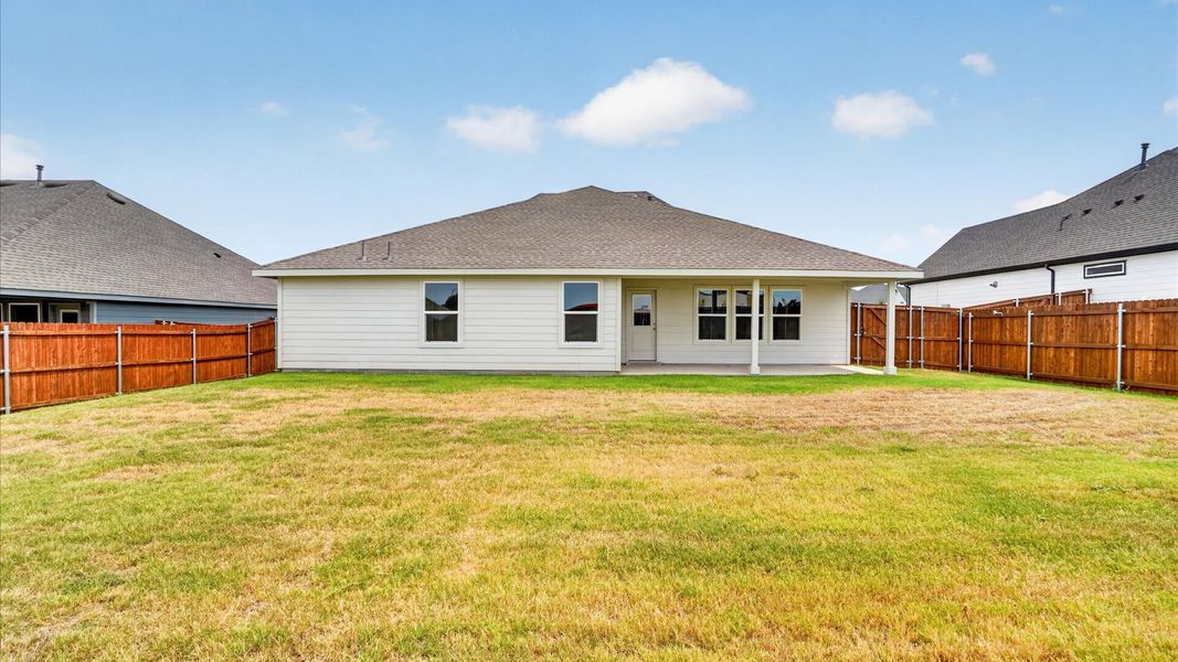 Exterior details and patio area of a home in Sandstone Estates, Granbury (Image 16).