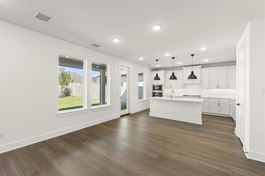 09. 4100 Explorer - Dining