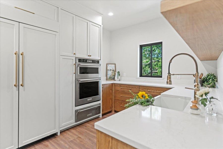 Butler's Pantry with 2nd refrigerator, oven, warming drawer, dishwasher