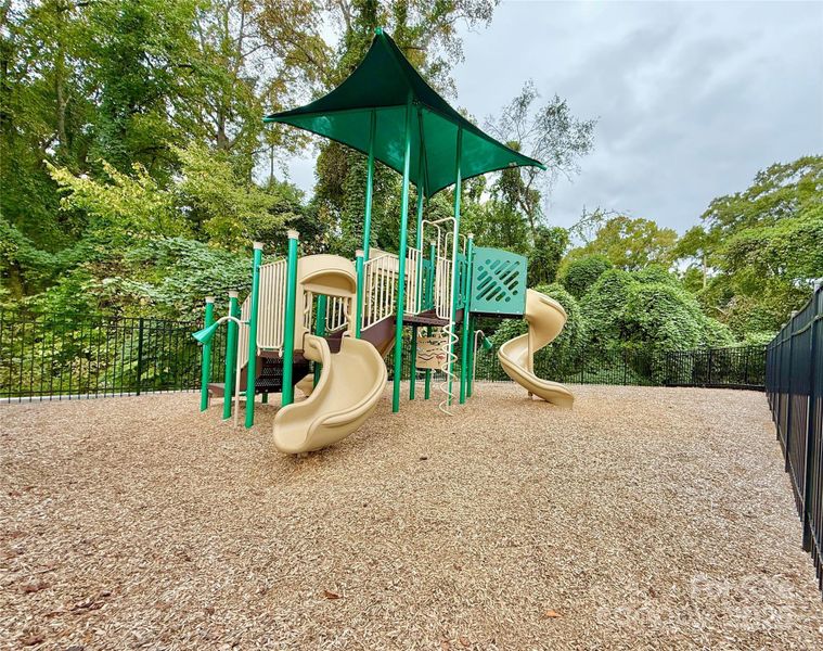 Community amenities in Mills at Long Creek, Dallas (Image 30).