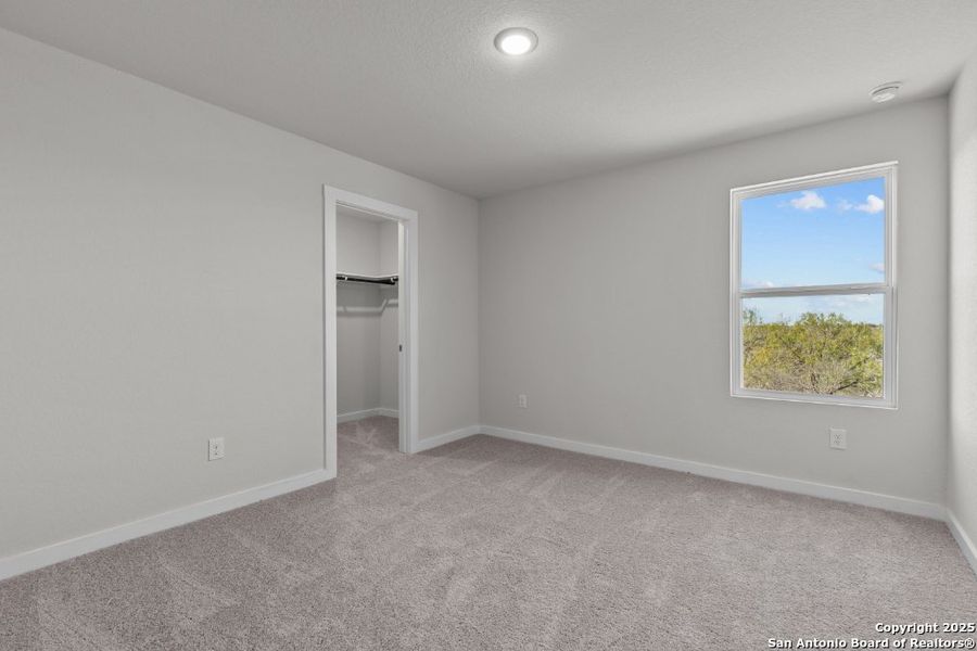 Spacious, unfurnished interior of a new home in Spring Creek, San Antonio (Image 18).