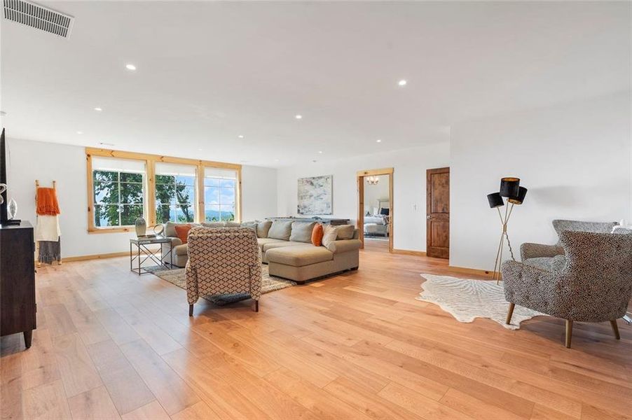 Furnished interior view inside a new home in , Jasper (Image 44).