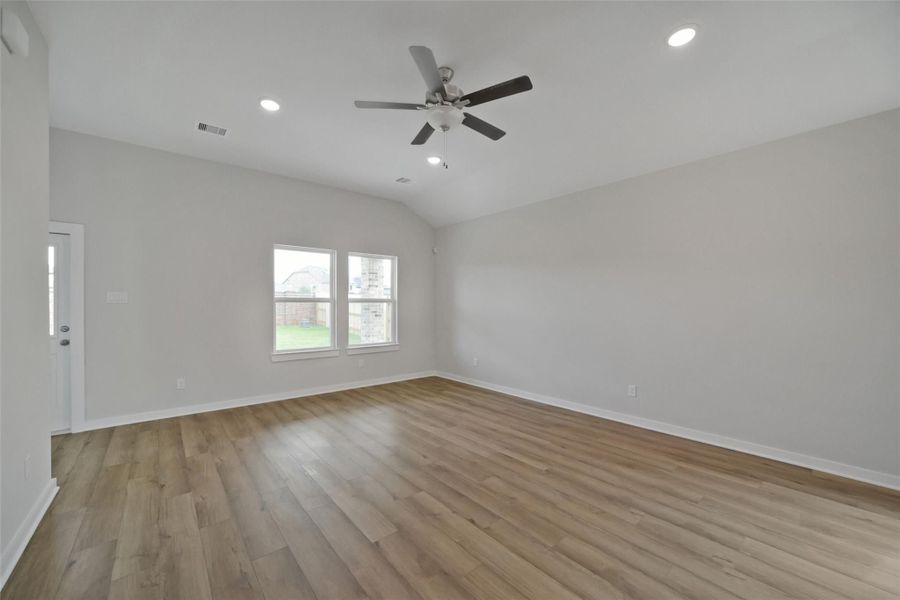 Spacious, unfurnished interior of a new home in Sunterra, Katy (Image 120). Spacious, unfurnished interior of a new home in Sunterra, Katy (Image 120).