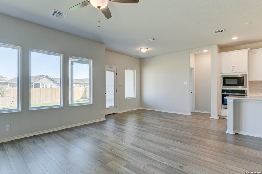 Spacious, unfurnished interior of a new home in Hennersby Hollow, San Antonio (Image 16).