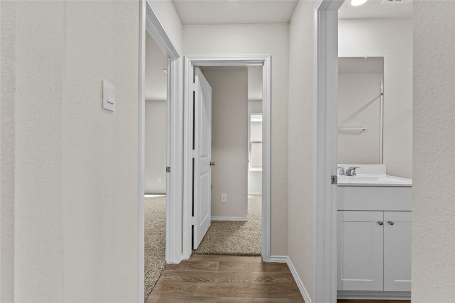 Spacious, unfurnished interior of a new home in Ladera, Luling (Image 16).