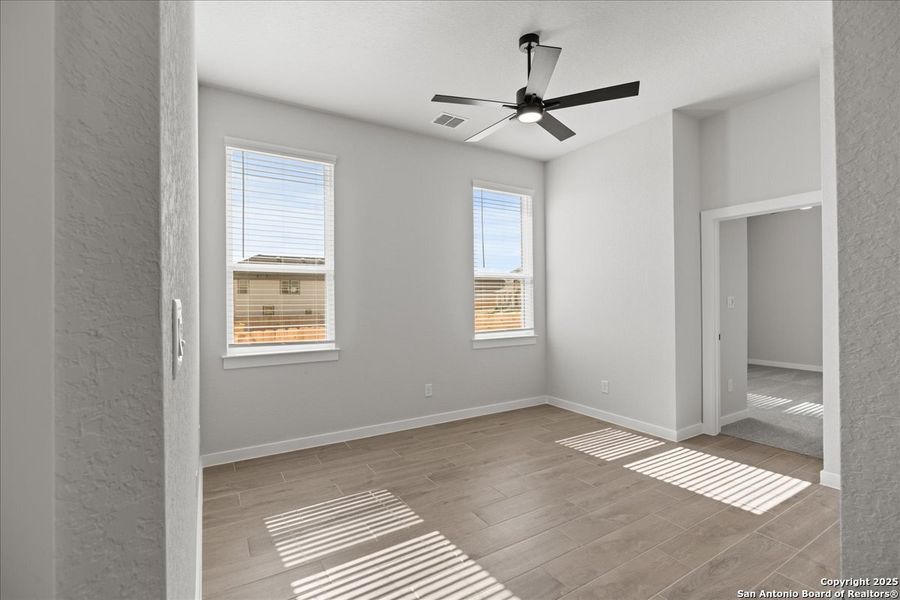 Spacious, unfurnished interior of a new home in Meyer Ranch, New Braunfels (Image 13).