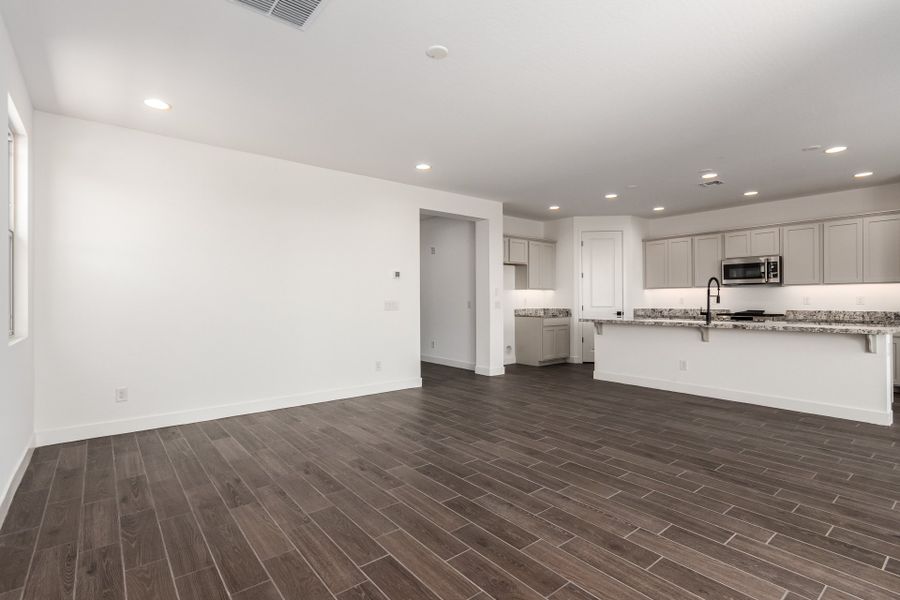Spacious, unfurnished interior of a new home in Hawes Crossing, Mesa (Image 15).