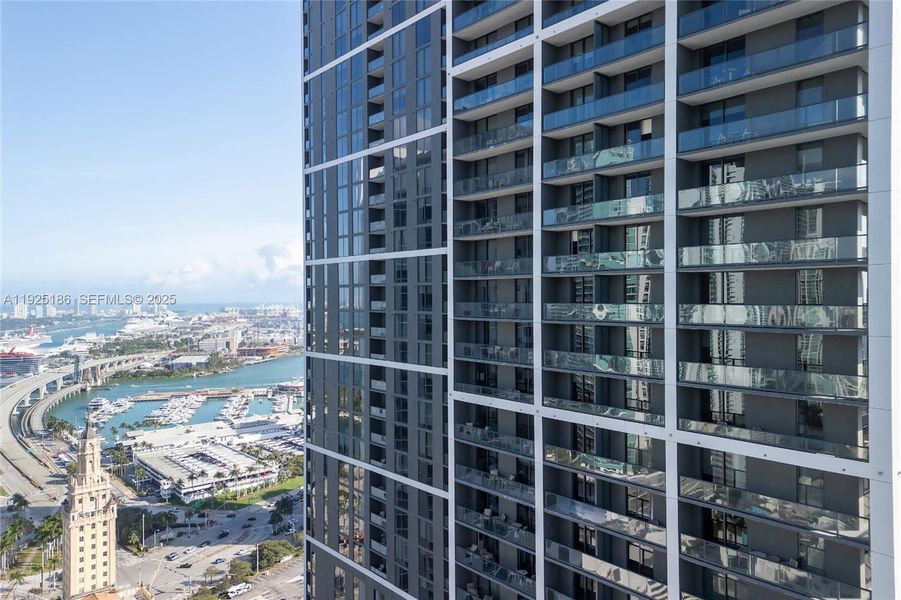 Condo located in Miami, FL showcasing its design and architecture (Image 4).