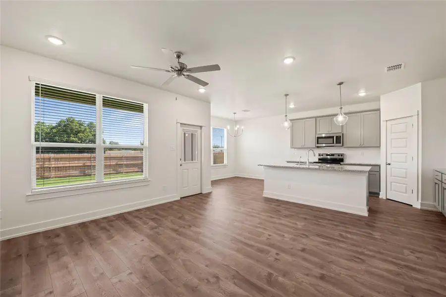 Spacious, unfurnished interior of a new home in Rancho San Gabriel, Georgetown (Image 19).