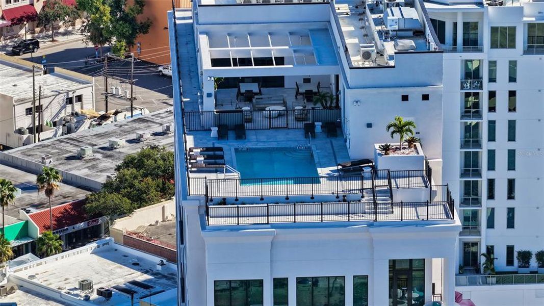 Condo located in Sarasota, FL showcasing its design and architecture (Image 3).