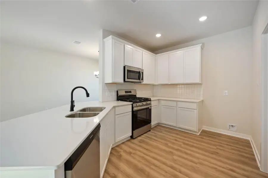 Furnished interior view inside a new home in Magnolia Springs, Montgomery (Image 8).