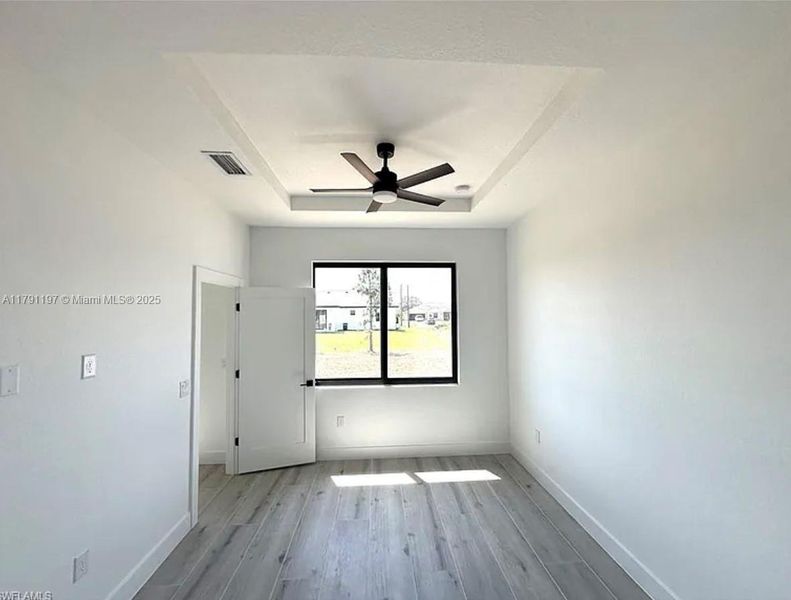 Spacious, unfurnished interior of a new home in , Lehigh Acres (Image 5).