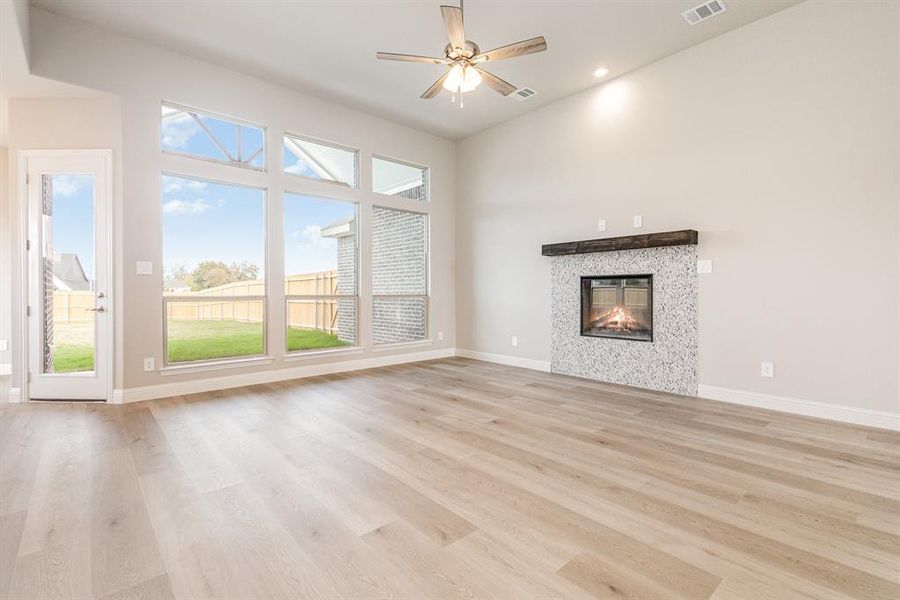 Spacious, unfurnished interior of a new home in Ten Mile Creek Estates, DeSoto (Image 17).