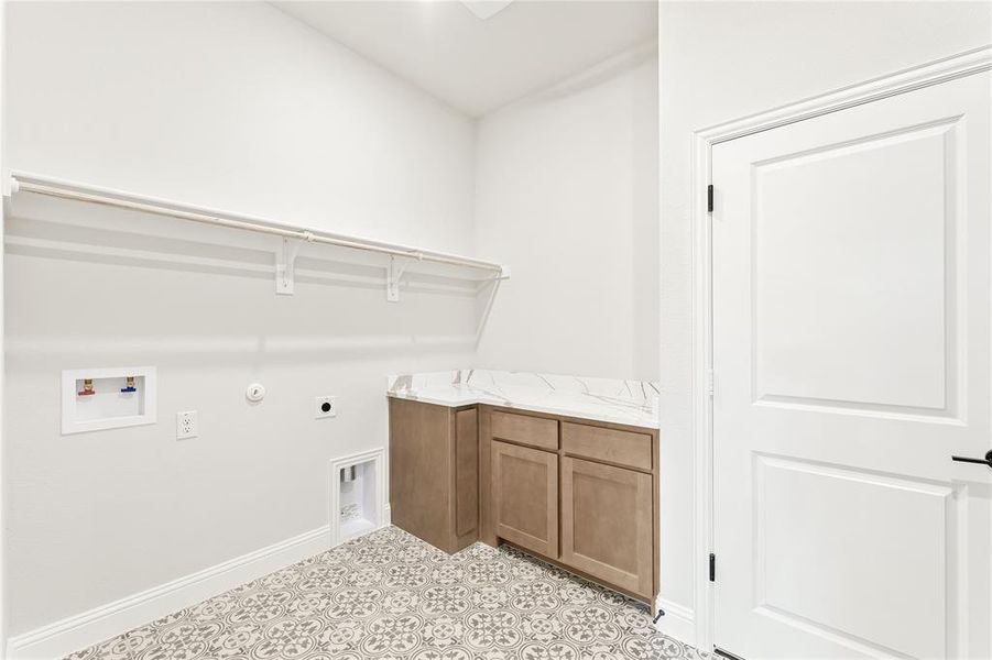 Furnished interior view inside a new home in North Grove, Waxahachie (Image 13).
