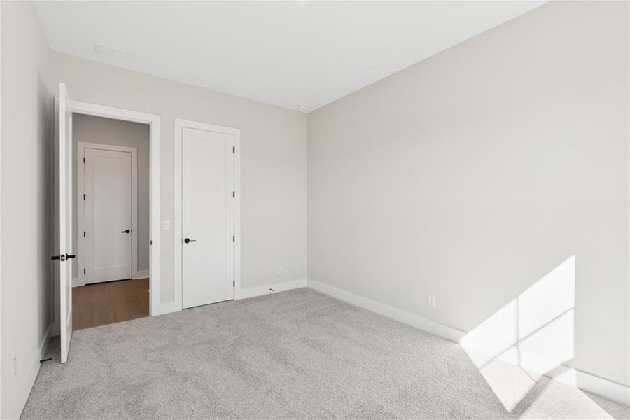 Spacious, unfurnished interior of a new home in Old Mill Preserve, Dallas (Image 13).