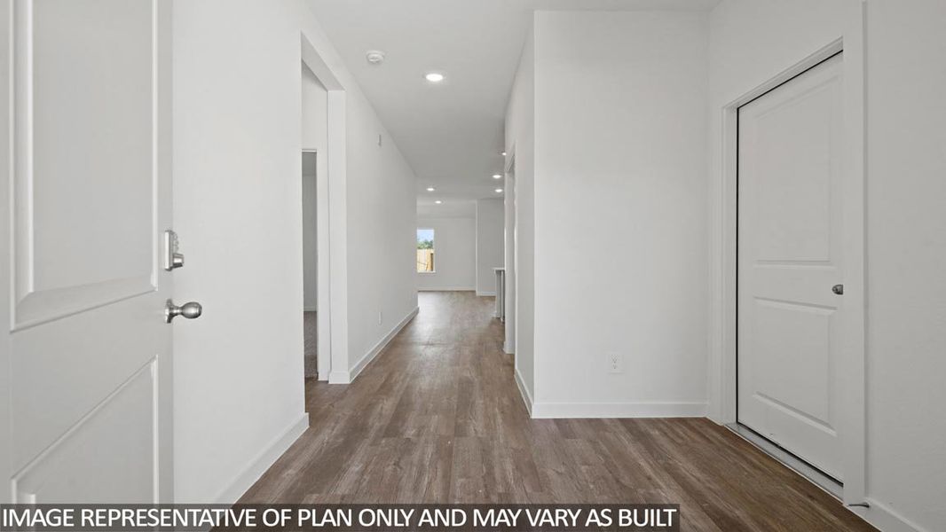 Spacious, unfurnished interior of a new home in Sunterra Lakes, Brookshire (Image 9).