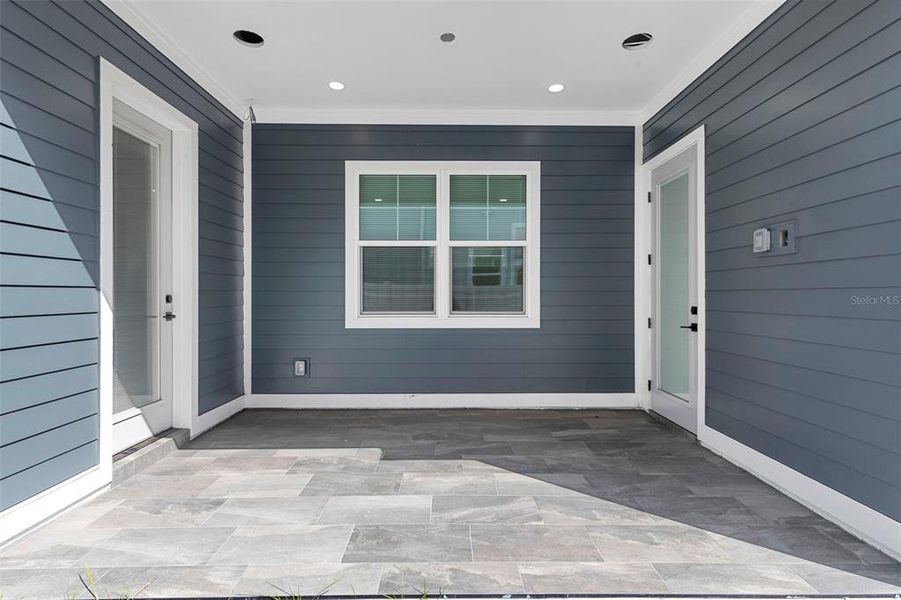 Exterior details and patio area of a home in , St. Petersburg (Image 28).