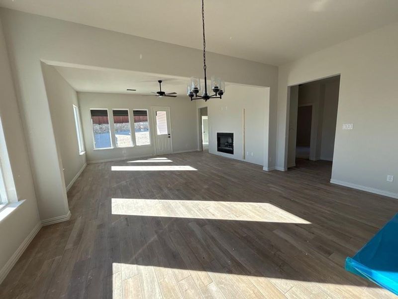 Spacious, unfurnished interior of a new home in Waterford Park, Weatherford (Image 5).