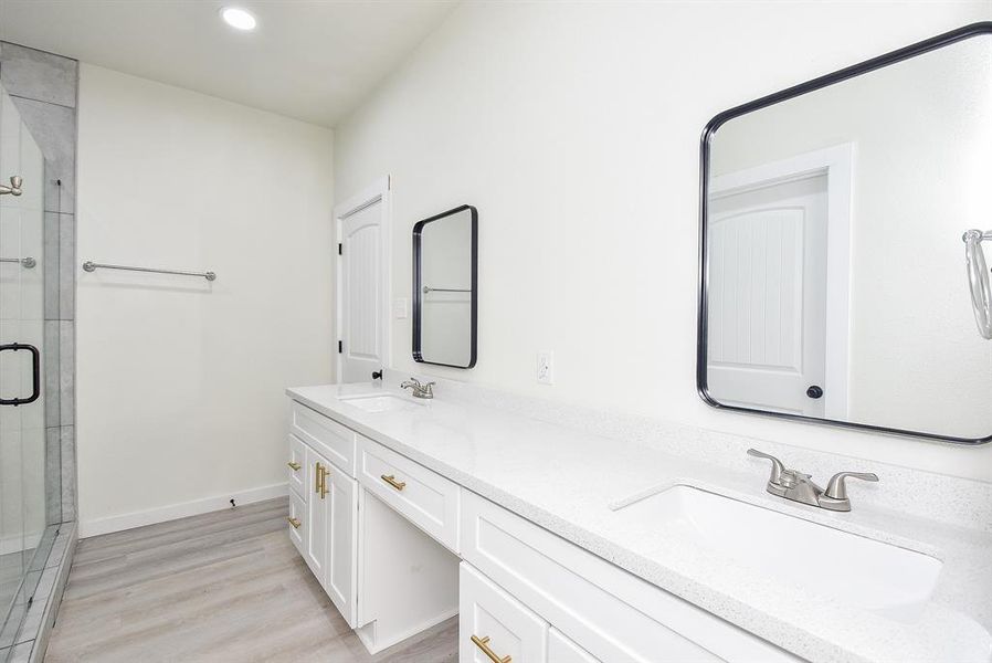 Primary En-Suite Bathroom with Double Sinks, Walk-In Closet and Large Shower.