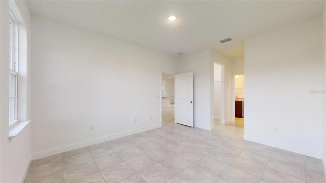 Spacious, unfurnished interior of a new home in , Dunnellon (Image 26).