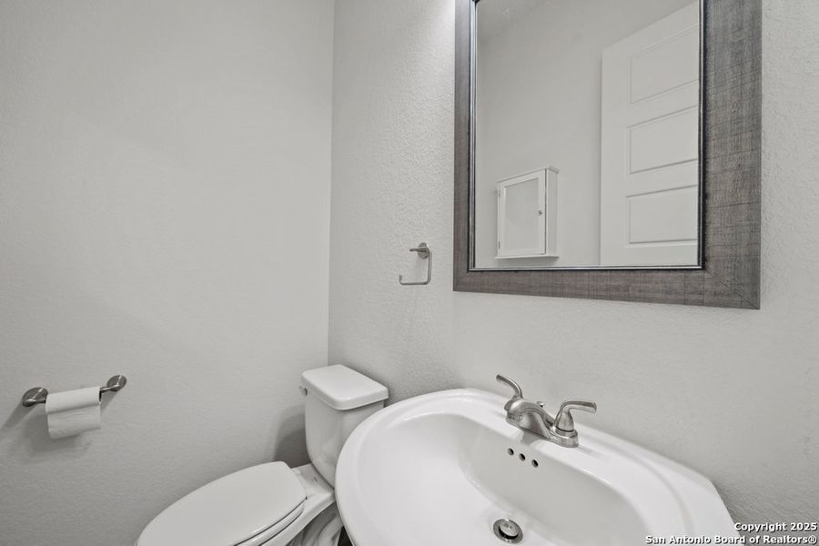 Furnished interior view inside a new home in La Cima 60', San Marcos (Image 4).