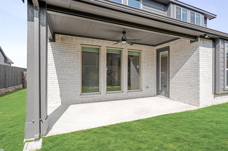 Exterior details and patio area of a home in Ridgepoint, Midlothian (Image 3).